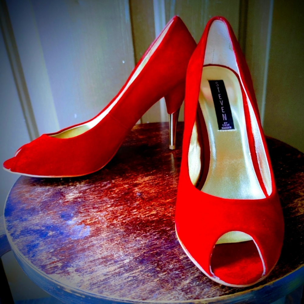Steve Madden Size 8.5 Red Suede Peep Toe with Gold Heel